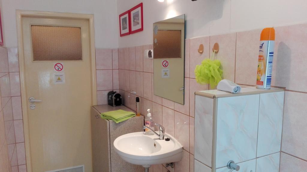 Hostel Aleje 28 คราคูฟ ภายนอก รูปภาพ