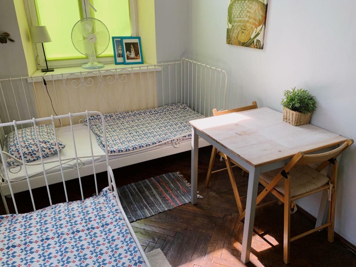Hostel Aleje 28 คราคูฟ ภายนอก รูปภาพ